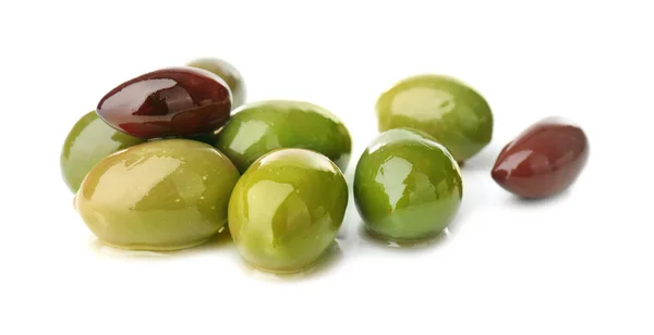Diverse olive in scatola su sfondo bianco — Foto Stock
