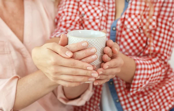 Madre e figlia in possesso di una tazza di caffè — Foto Stock