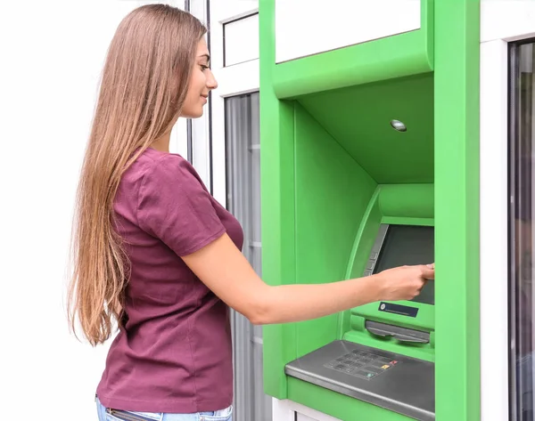 Mujer insertando tarjeta de crédito en cajero automático al aire libre —  Fotos de Stock