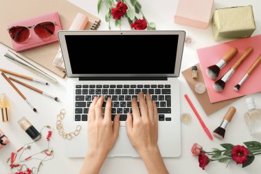 Eller güzellik Blogger modern dizüstü bilgisayar ile 