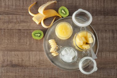 Taze kavun güler yüzlü bardak ile kompozisyon