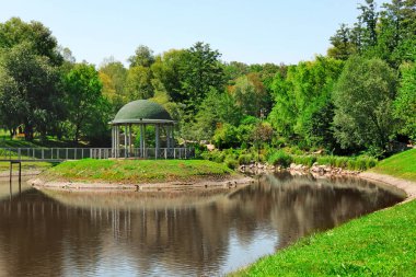 Park göl kenarında güzel manzara