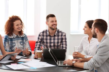 Takım genç profesyonellerin iş karşılaşma içinde office iletken