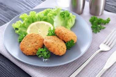 Lezzetli somon köftesi ile plaka