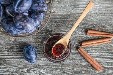 Olgun Erik ve reçel ile kompozisyon