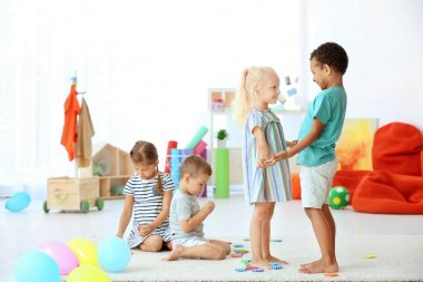 Oyun ve kapalı dans şirin çocuk