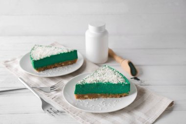 Lezzetli spirulina peynirli kek parçaları ile plakalar