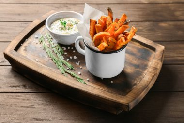 Tatlı patates kızartması mug içinde kurula