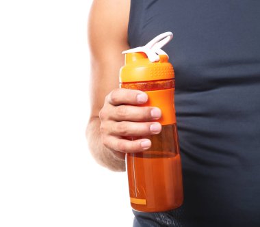 Protein shake ile şişe tutan genç adam