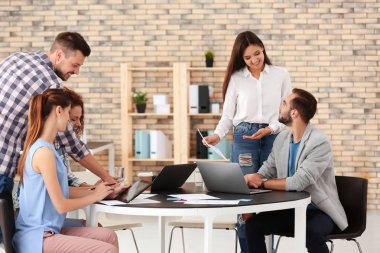 Takım genç profesyonellerin iş karşılaşma içinde office iletken