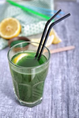 Taze spirulina içki bardak