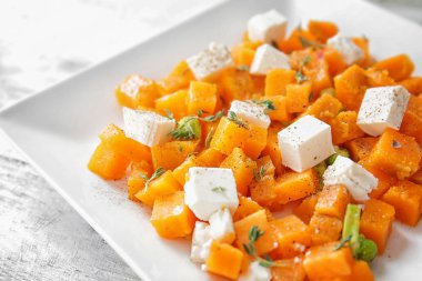 Plaka lezzetli dilimlenmiş tatlı patates ile