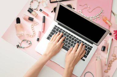 Eller güzellik Blogger modern dizüstü bilgisayar ile 