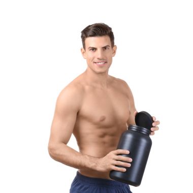 Protein tozu ile siyah kavanoz tutan gömleksiz genç adam 