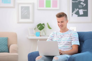 Bilgisayarlı genç adam 