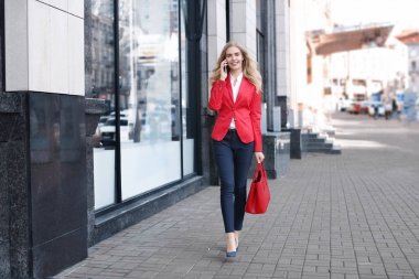 Cep telefonundan konuşan kadın