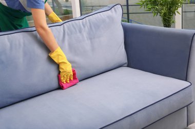 Kadın temizlik kanepe 