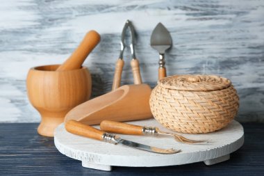 Masada mutfak gereçleri ile kompozisyon