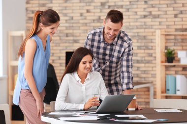 Ofiste masada çalışan genç uzmanları