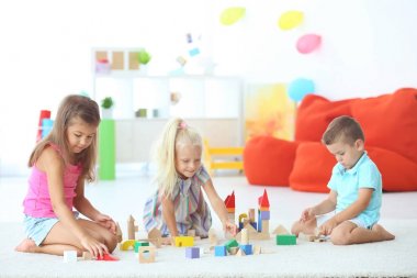 Şirin çocuk legolarla kapalı oyun