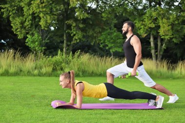 Genç sportif çift yeşil park yapıyor