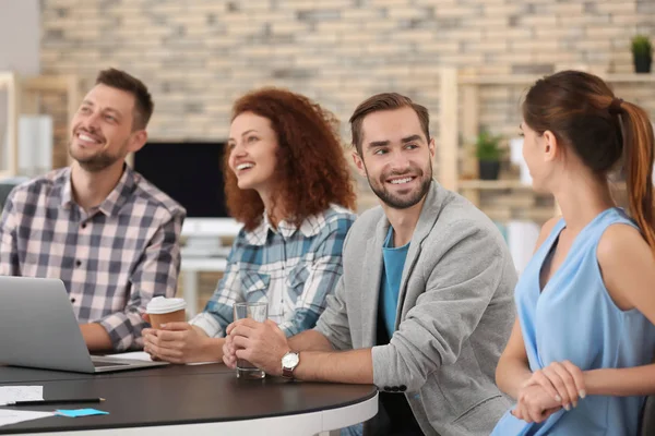 Equipo de jóvenes profesionales que trabajan en la mesa en la oficina — Foto de Stock