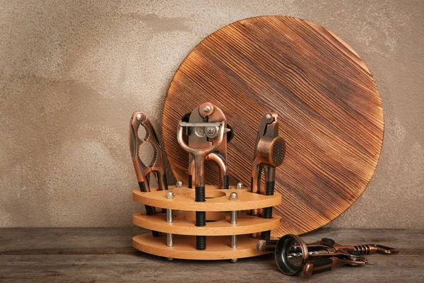 Soporte con utensilios de cocina en la mesa — Foto de Stock
