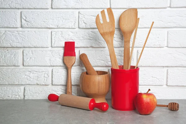 Conjunto de utensílios de cozinha na mesa — Fotografia de Stock