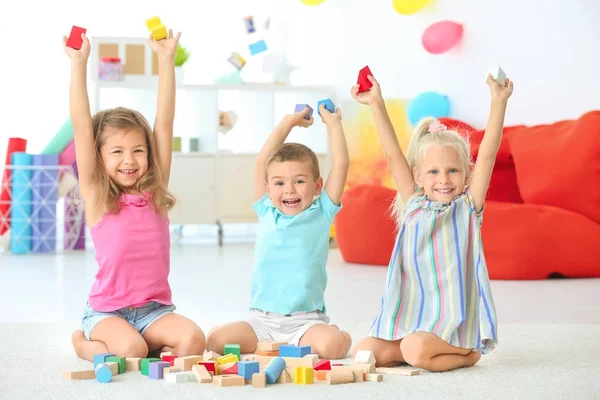 Aranyos gyerekek játszani a blokkokat fedett — Stock Fotó