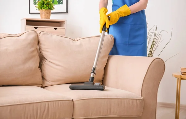 Woman cleaning couch — Stock Photo, Image