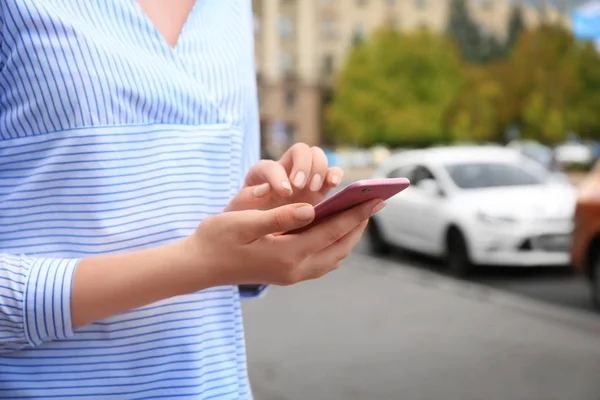 Mujer usando el teléfono celular para llamar al taxi — Foto de Stock