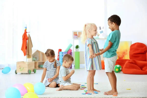 Милые дети играют и танцуют в помещении — стоковое фото