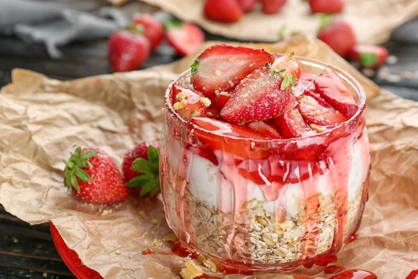 Leckeres Dessert mit frischen Erdbeeren — Stockfoto