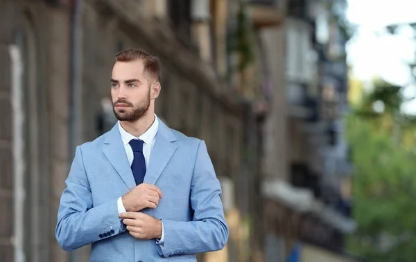 Knappe man in elegante pak, buitenshuis — Stockfoto