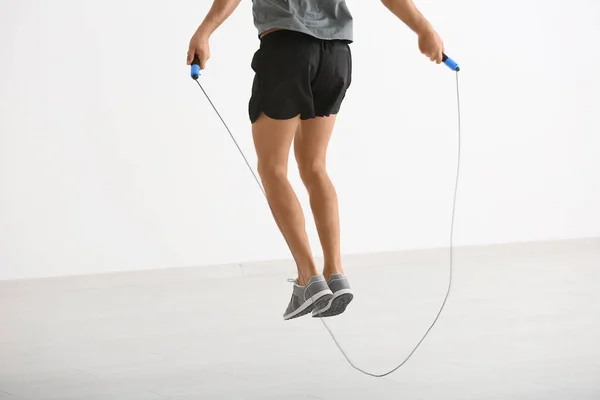Young man skipping rope — Stock Photo, Image