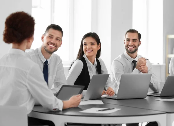 Zespół młodych profesjonalistów, prowadzenie spotkań biznesowych w biurze — Zdjęcie stockowe