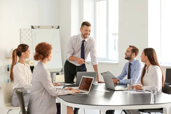 Team di giovani professionisti che conducono incontri di lavoro in ufficio — Foto Stock