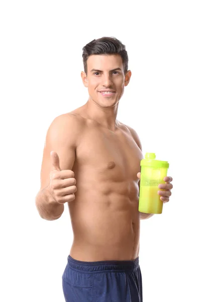 Młody mężczyzna, trzymając butelkę z shake białka — Zdjęcie stockowe