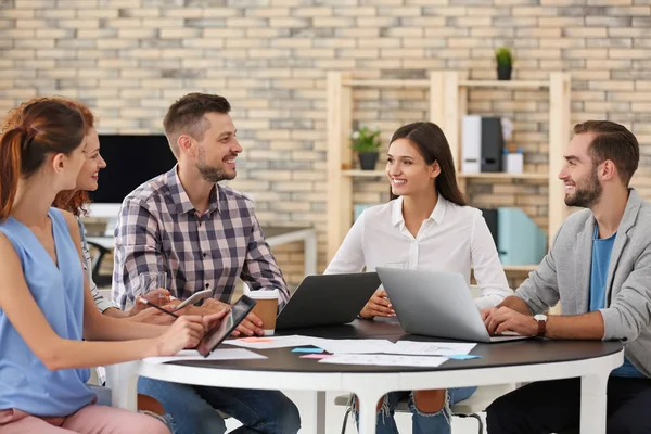 Team junger Fachleute führt Geschäftstreffen im Büro durch — Stockfoto