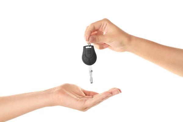 Vendeur donnant la clé de voiture au client — Photo
