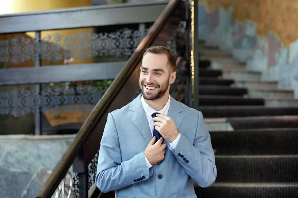 Schöner Mann im eleganten Anzug, im Freien — Stockfoto