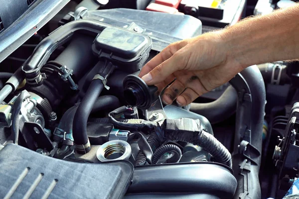 Meccanico d'auto al lavoro — Foto Stock