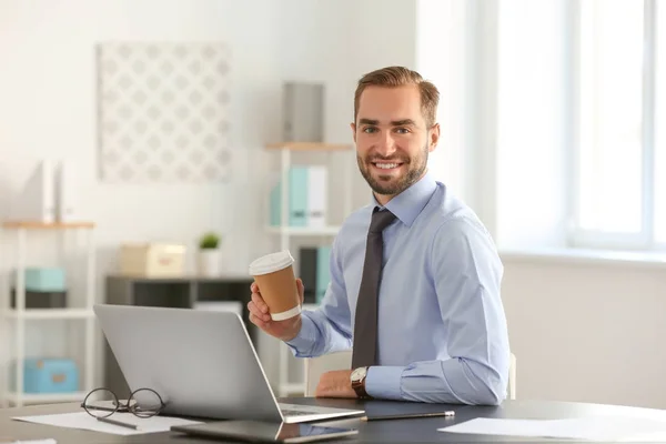 Manlig personal som arbetar i office — Stockfoto