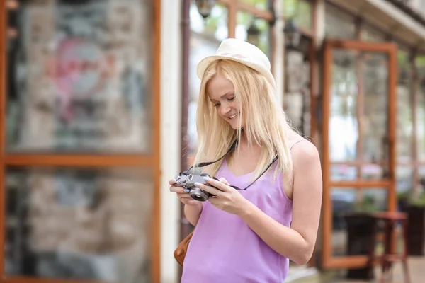 Touriste féminine avec caméra extérieure — Photo