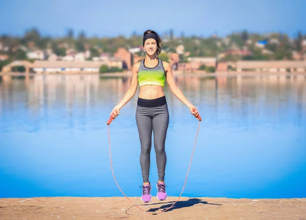 Young woman skipping rope — Stock Photo, Image