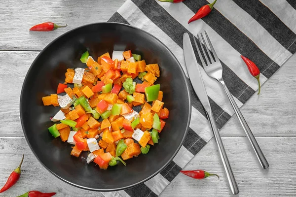 Assiette avec de délicieuses tranches de patate douce — Photo