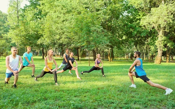 Gruppe junger Leute trainiert im Park — Stockfoto