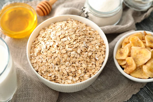 Mangkuk dengan butiran oatmeal dan keripik pisang — Stok Foto