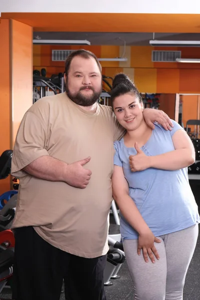 Overgewicht paar in sportschool — Stockfoto