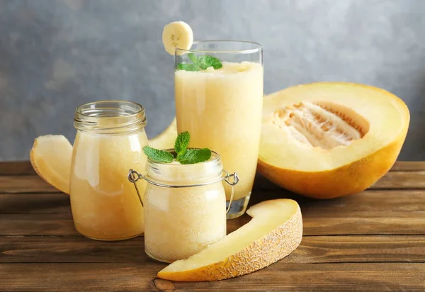 Burkar och glas färsk melon smoothie — Stockfoto